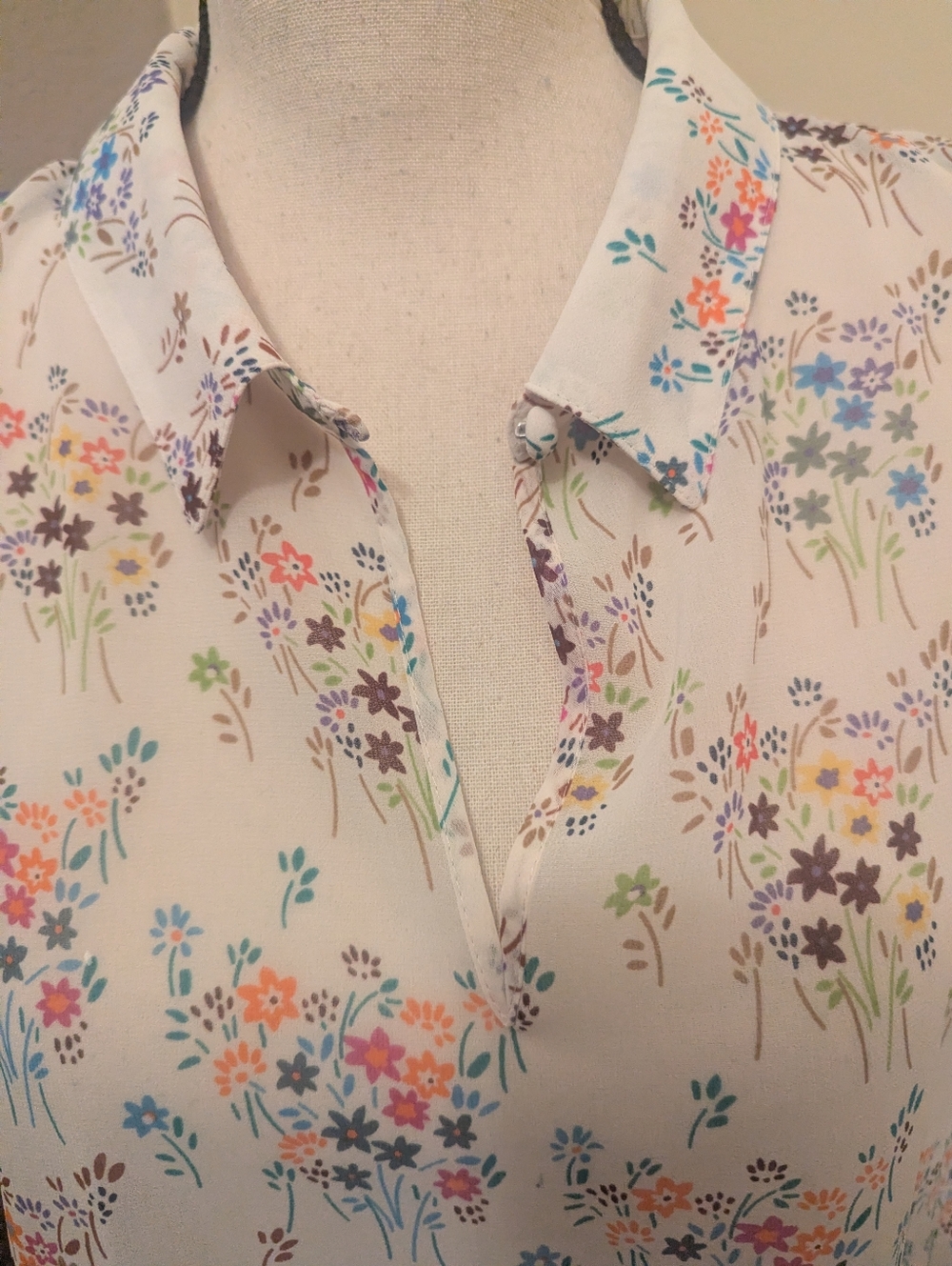 CAbi sleeveless Floral Collared Women’s Top - Ivory - Picture 5 of 5